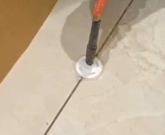 工布江达瓷砖空鼓维修公司专业解答瓷砖在铺贴过程中，如果没有涂抹均匀到位的粘结材料（如水泥砂浆或瓷砖胶），可能会导致以下问题